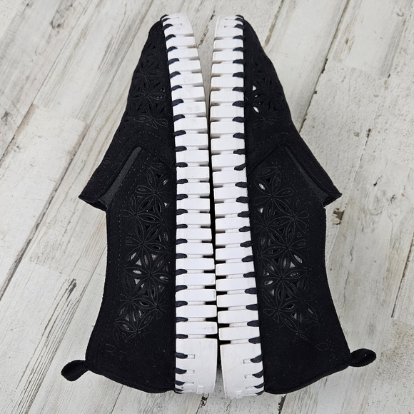 Isle Jacobson Hornbek Black Perforated Pull On Shoes - Picture 5 of 8